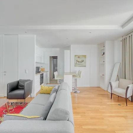 Champs Elysees 1br Prime Location Renovated