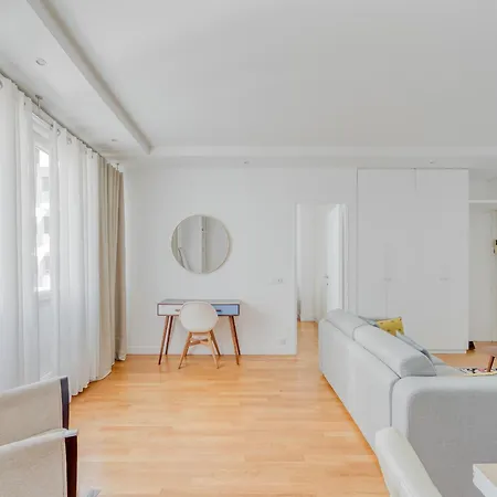 Apartman Champs Elysees 1br Prime Location Renovated