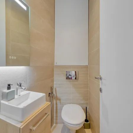 Champs Elysees 1br Prime Location Renovated *