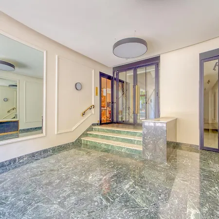 Champs Elysees 1br Prime Location Renovated Lejlighed