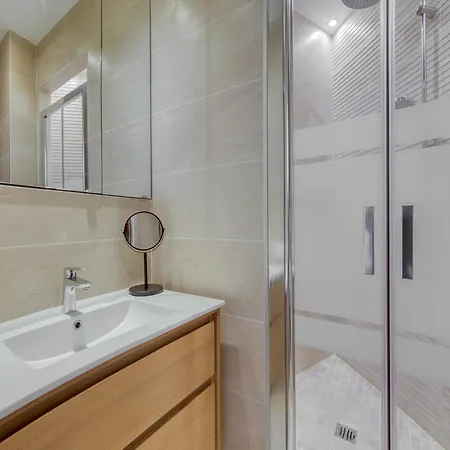 Lägenhet Champs Elysees 1br Prime Location Renovated Paris