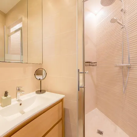 Champs Elysees 1br Prime Location Renovated *