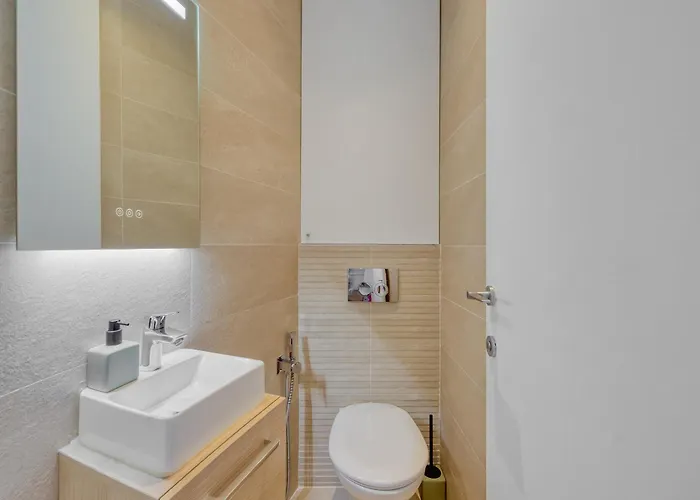Champs Elysees 1br Prime Location Renovated *
