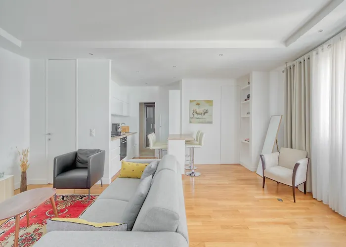 Champs Elysees 1br Prime Location Renovated