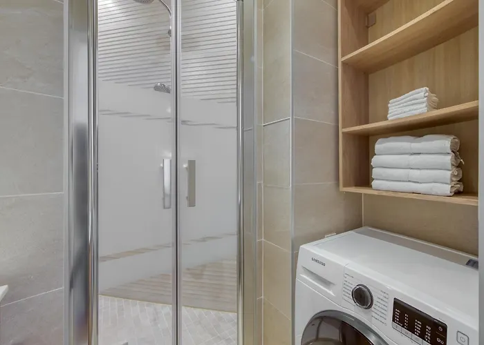 Champs Elysees 1br Prime Location Renovated * Paris