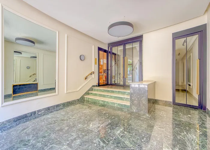 Champs Elysees 1br Prime Location Renovated Daire
