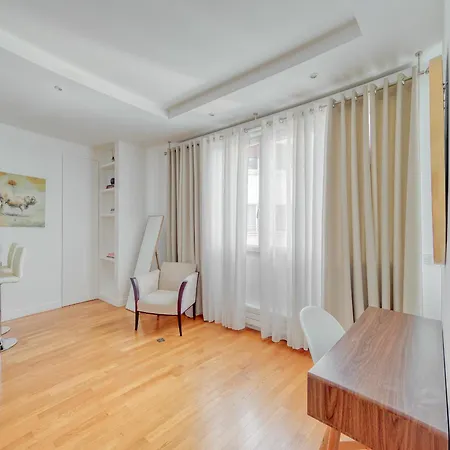 Champs Elysees 1br Prime Location Renovated Paryż